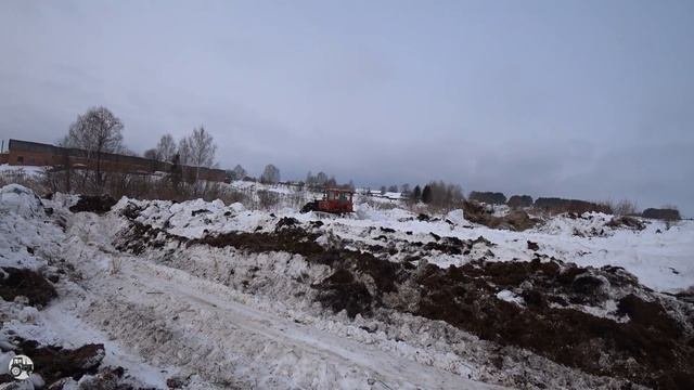 ДТ75 и КИРОВЕЦ выгребают горы снега.