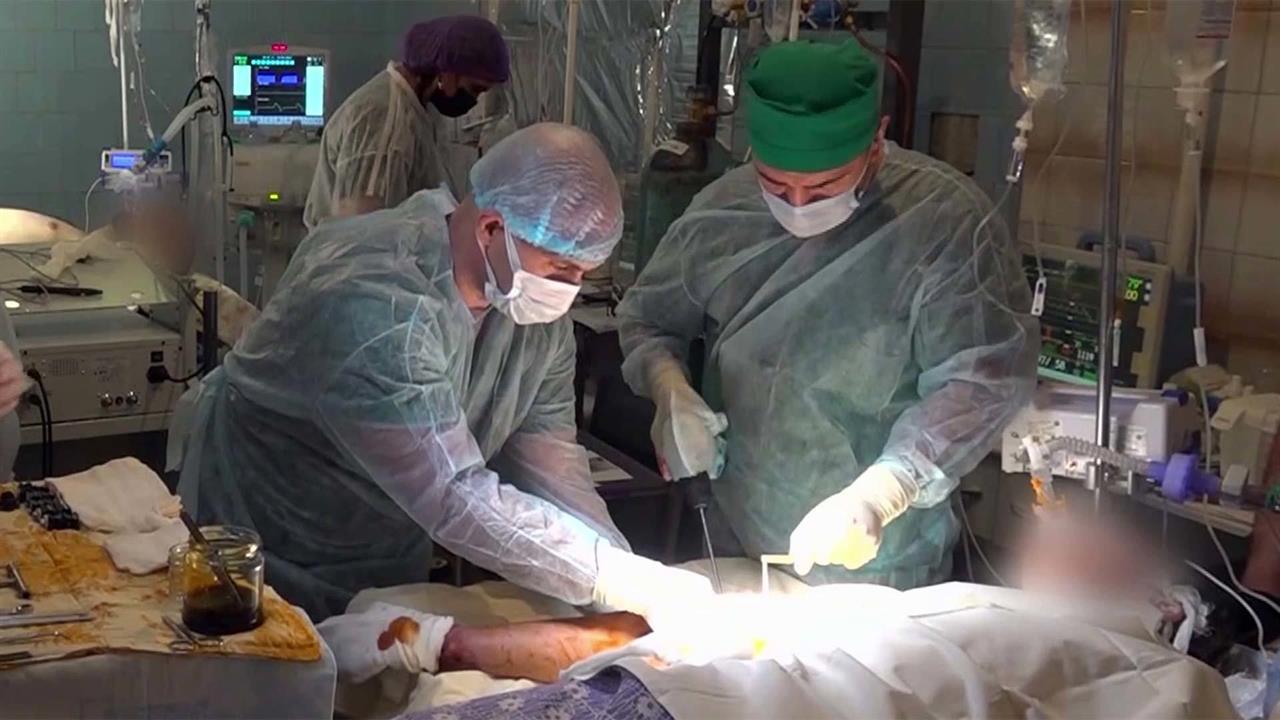 Военные врачи сутки напролет спасают жизни раненых бойцов