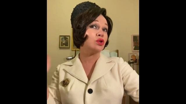 Актриса Елена Валюшкина в образе тёти Августы перед выходом на сцену