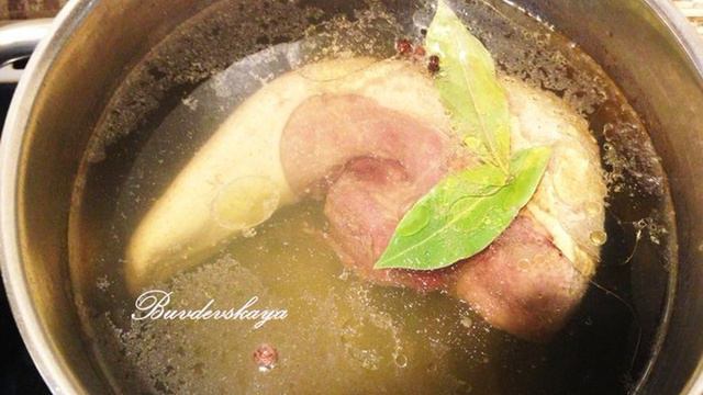 Бульон из под говяжьего языка. Бульон из говяжьего языка. Пьют ли бульон из языка. Язык и бульоне колбаса. Бульон от говяжьего языка как использовать.