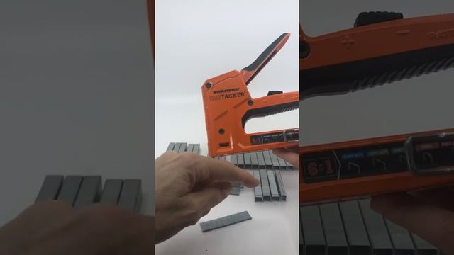 How to load staples into the Swanson Unitacker 6-in-1 Staple Gun - eCommerce Packaging смотреть онлайн