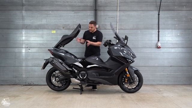Yamaha TMAX Tech MAX 2022 Review! | KING OF MAXI SCOOTERS?! смотреть онлайн