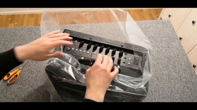 VOX Valvetronix VT20X Unboxing - Full of Features! (it really is) смотреть онлайн