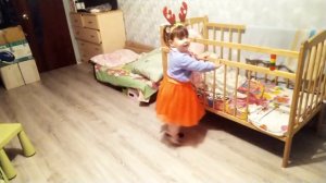 Тахмина на старой квартире танцует перед переездом на новый дом