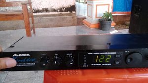 Review efek alesis microverb 4 made in malaysia,efek sejuta umat,suara nyeesss,,,?