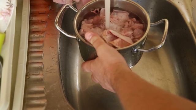 разделываем мороженные яйца, прокаливаем хлопковое масло ЧАСТЬ 1 смотреть онлайн