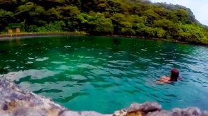 Ныряет в природный водоем