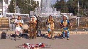 Индейцы в Новосибирске играют на пан-флейте.