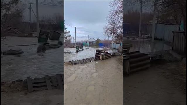 Жители Орска построили собственную дамбу, чтобы замедлить продвижение воды к домам / Известия