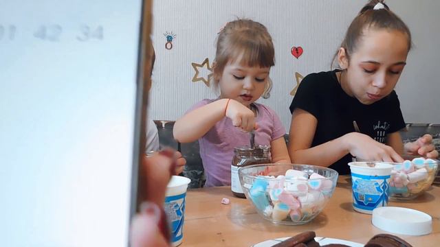 Сладкий челлендж,кто больше съест сладкого. sweet challenge,who will eat more sweets. смотреть онлайн
