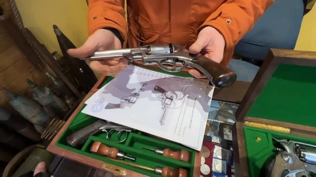Блошиный рынок "Вернисаж" на Партизанской в Москве.