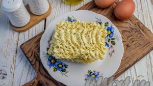 Доширак с яйцами на сковороде