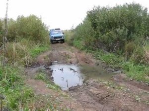 Нива (ВАЗ 2121) переезжает через ручей