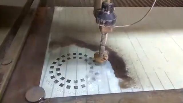 Работа установки гидроабразивной резки