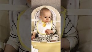 Малыш первый раз пробует мясо