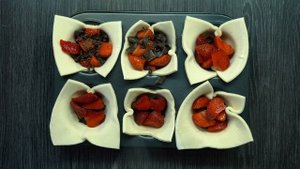 Корзинки из слоеного теста с клубникой и шоколадом