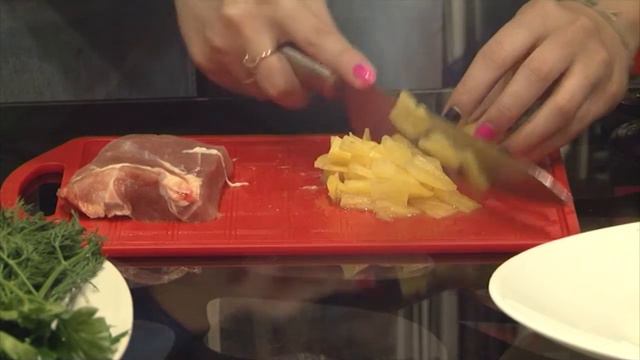 Мясо в горшочках с ананасами