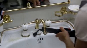 Чистка ванной плитки и сантехники парогенератором