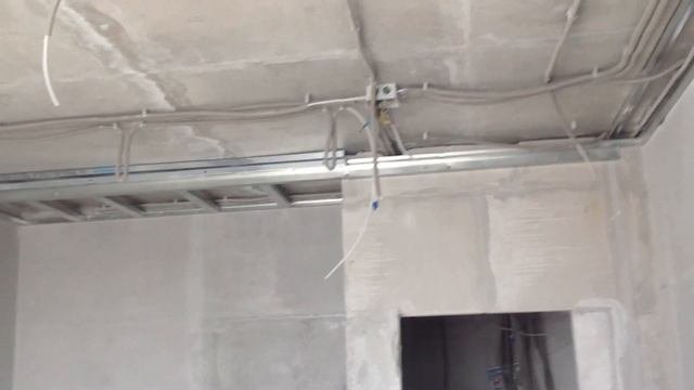 Потолок из гипсокартона с нишами для светодиодной подсветки. Plasterboard ceiling with LED lighting