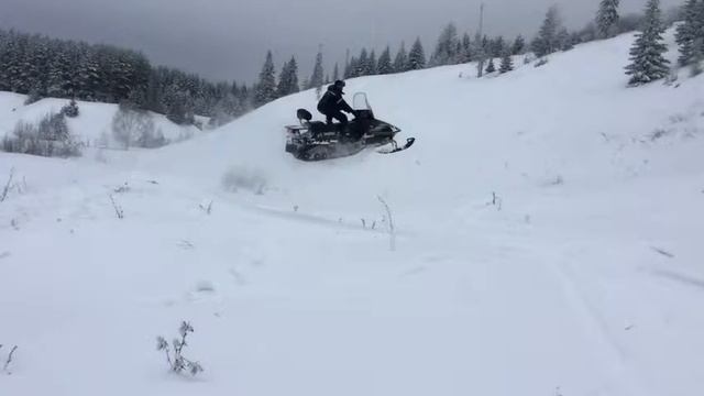 Снегоход прыгоет из трамплина смотреть онлайн