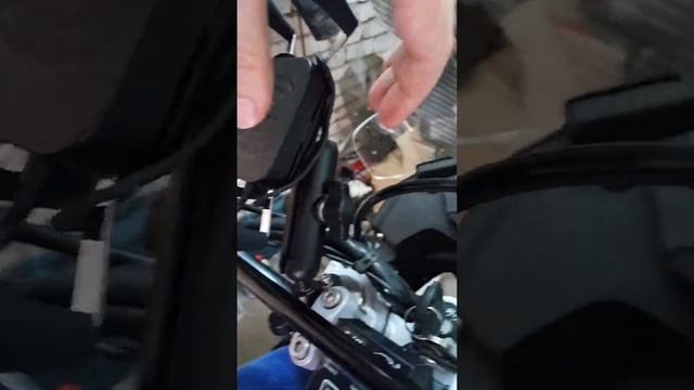 LONCIN (VOGE) LX300GY-A DS2 PRO. Держатель телефона с беспроводной 10W зарядкой на руль мотоцикла.