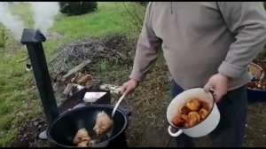 Готовим рульки с картофелем в казане на костре