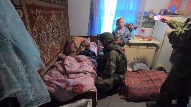 Доставка гумпомощи военнослужащими ВС РФ ветеранам ВОВ