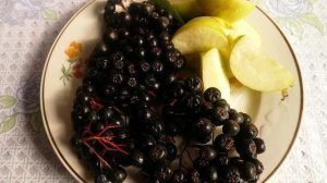 Компот из черноплодной рябины с яблоком и мятой