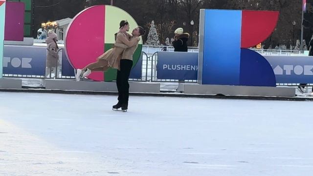 Валерий Ангелопол с новой партнершей в первый день 2024 года. Парк Горького.Сказки Евгения Плющенко