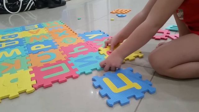 Собираем буквы - алфавит (игровой-коврик мозаика) смотреть онлайн