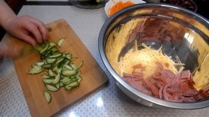 Салат с копченой колбасой и фасолью.