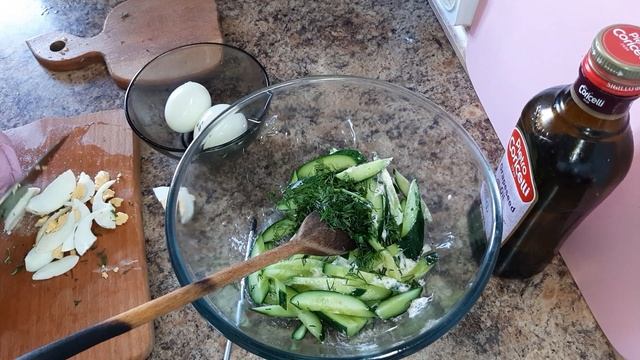 #Салат #СалатСПеченью Салат с куриной печенью. Салат со свежими огурцами. Самый вкусный салат