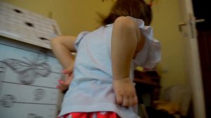 Мия и история про игрушечный дом. Мама застряла. Строим из картона челлендж. Ребёнок как бэби бон.