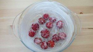 Заливной пирог с клубникой