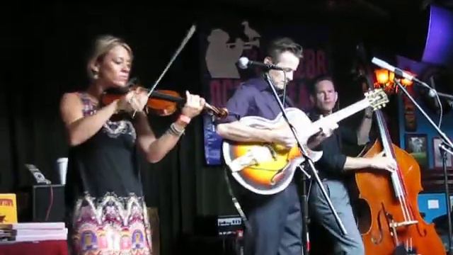 Hot Club of Cowtown rocking "Ochi Chernye" (Dark Eyes).AVI смотреть онлайн