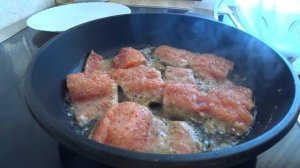 Горбуша на сковороде за 5 минут или как вкусно пожарить рыбу .
