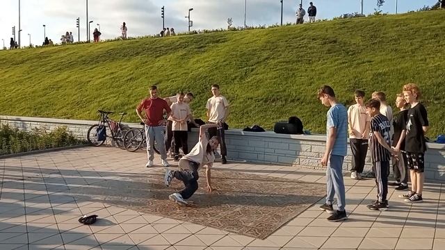 Брейк-данс на набережной. смотреть онлайн