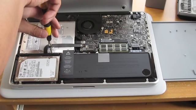 MacBook Pro 13" 2010 Hard Drive Upgrade Tutorial смотреть онлайн