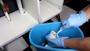 Как УСТРАНИТЬ ЗАСОР В РАКОВИНЕ в домашних условиях. Не стекает вода! Что делать? 5 СПОСОБОВ