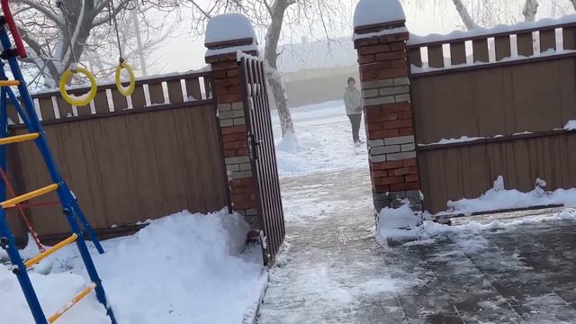 ВЫБИРАЕМ НОВОГОДНИЕ ПОДАРКИ. ЗАВАЛИЛО НАС СНЕГОМ. 17.12.23. смотреть онлайн