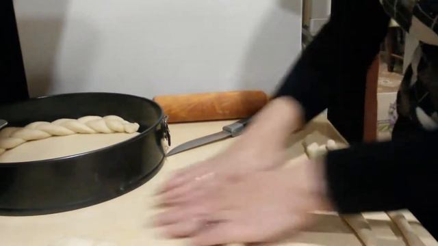 Пирог с вареньем из смородины. Готовится просто , съедается быстро!