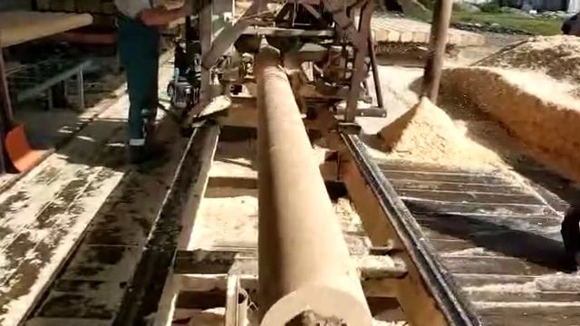 Процесс оцилиндровки бревна для строительства домов из дерева