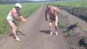 Взрослые мужики танцуют в Стрингах)