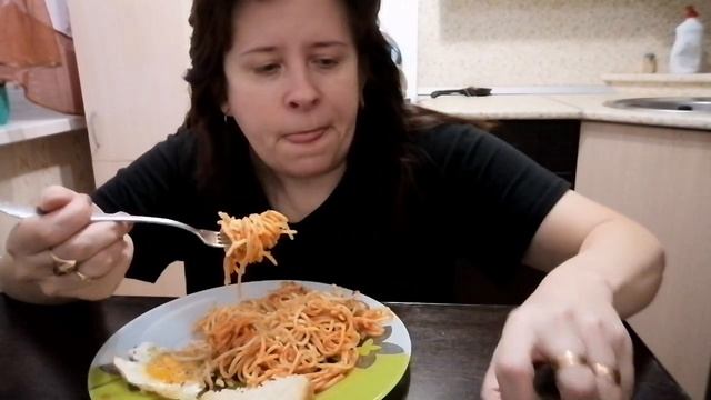 МУКБАНГ✴️Жру макароны с яйцом/Рассказываю рецепт хлеба/СЛАБОНЕРВНЫМ НЕ СМОТРЕТЬ. #емнакамеру
