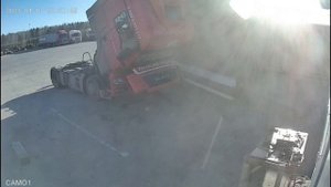 Уральское перекати-поле. Прицеп Сам врезался в контейнер.