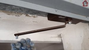 Доводчик на входной металлической двери.