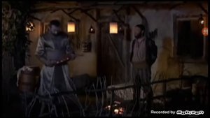 Ибрагим играет на скрипке у себя дома