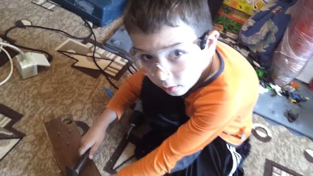 Закручиваем гвозди и забиваем шурупы. Занятия с ребёнком. смотреть онлайн