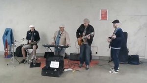 Коллектив бывалых музыкантов исполняет композицию «Vibrations»