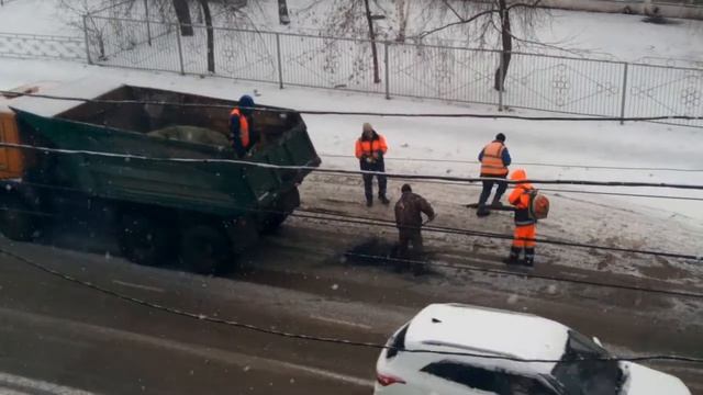 Укладка асфальта в снег и грязь. Г.Выкса Нижегородской области. 19.12.2017 смотреть онлайн